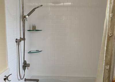 Groutless tile in subway tile pattern for a tub surround
